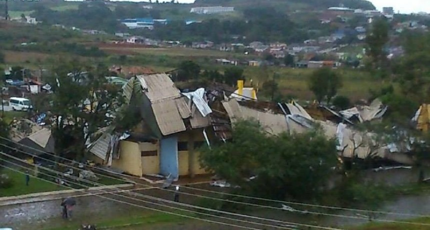 Arrasador paso de dos tornados en la triple frontera