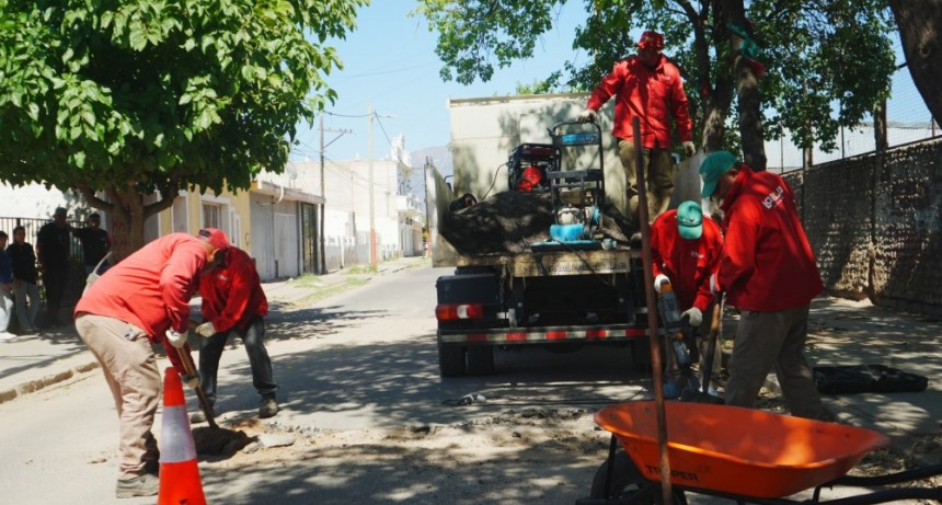El Municipio refuerza la seguridad vial con trabajos de bacheo en calle Tama