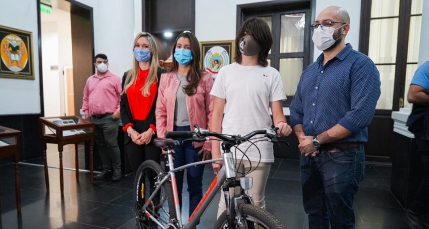 Entregaron premio al ganador del concurso “Escaparte de la Diabetes”