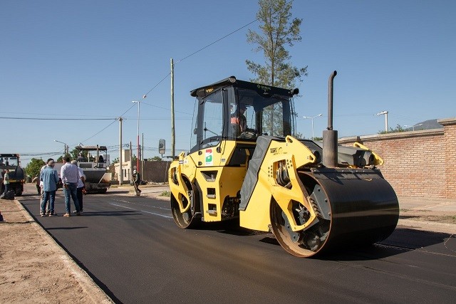 El Municipio de la Capital realiza obras de bacheo en Av Santa Rosa