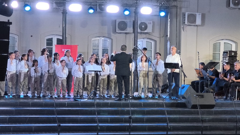 Brillante actuación de los niños cantores reponiendo la 