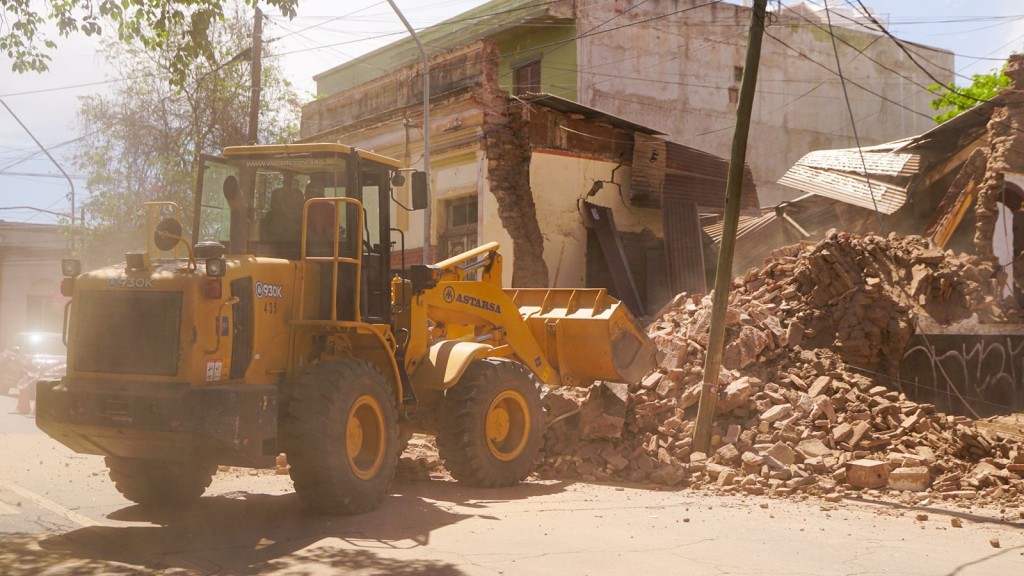 Demuelen un inmueble ante riesgo de derrumbe