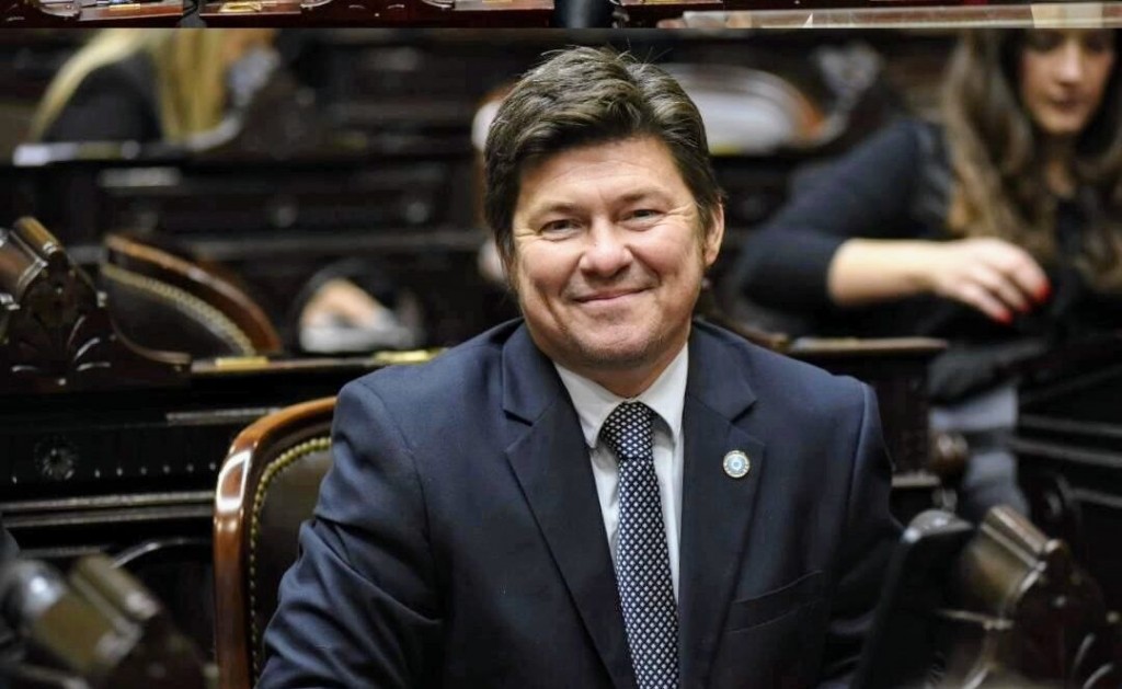 El correntino Almirón protagonizó un papelón al elogiar el presupuesto opositor