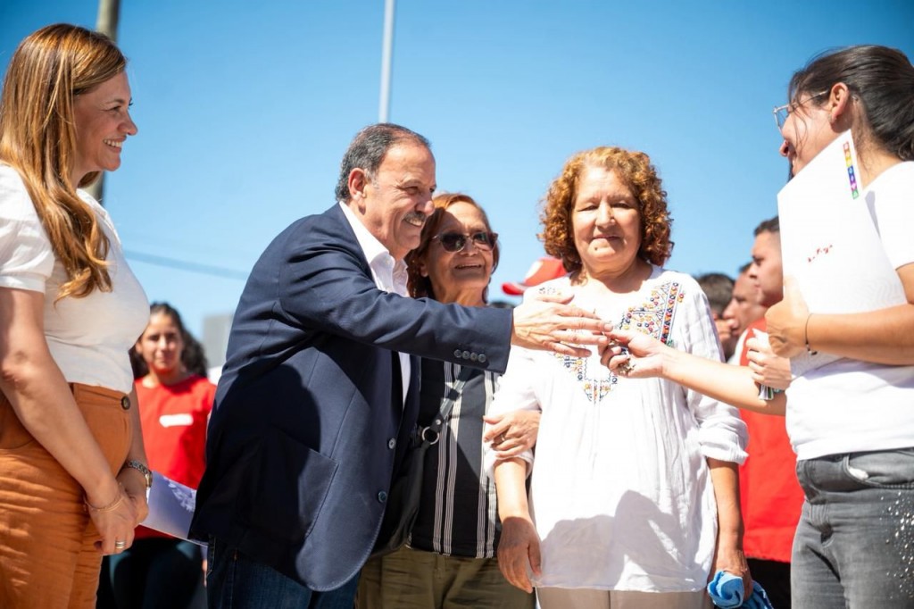 Quintela entregó 206 viviendas en zona sur de la capital