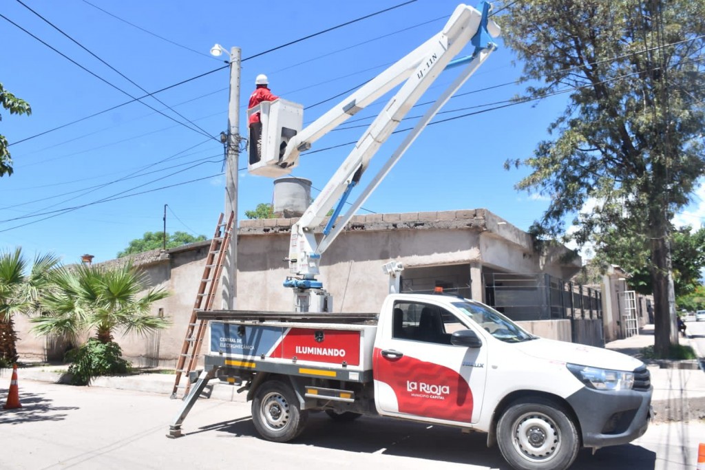 Municipio mejora iluminación en Bº 20 de mayo y tambór de Tacuarí