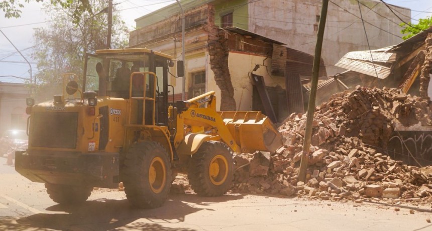 Demuelen un inmueble ante riesgo de derrumbe