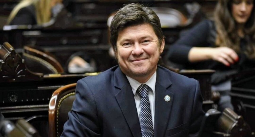 El correntino Almirón protagonizó un papelón al elogiar el presupuesto opositor