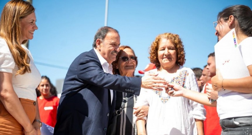 Quintela entregó 206 viviendas en zona sur de la capital